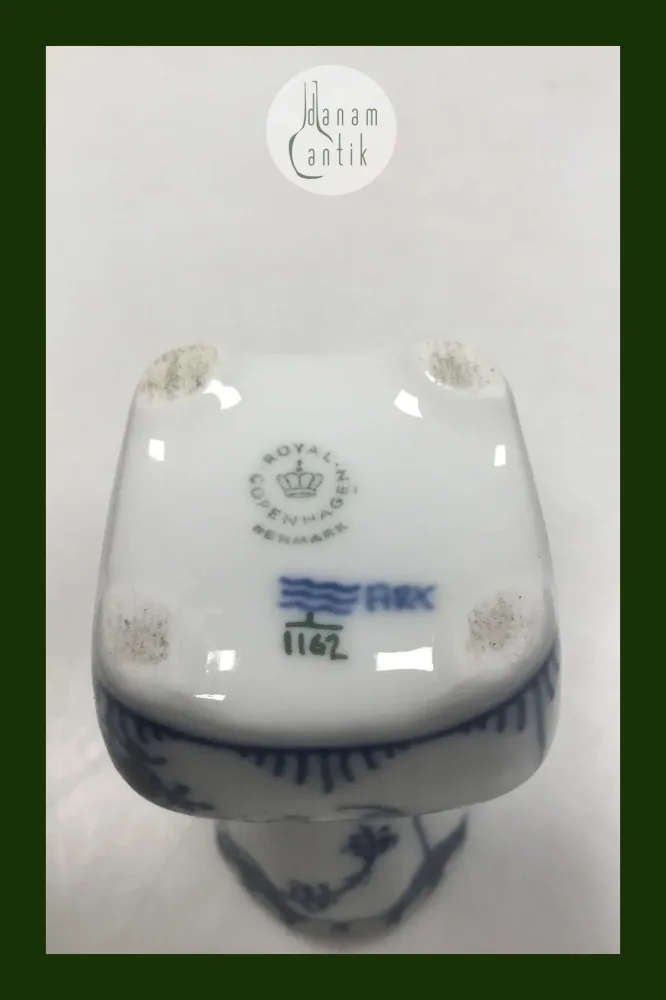 Royal Copenhagen Blaue geriffelte Vase mit Spitze Nr. 1162