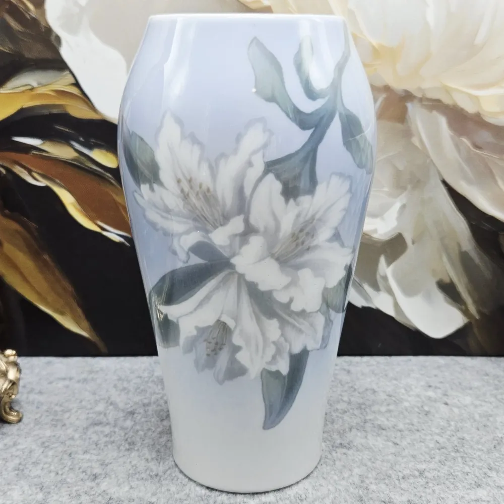 "Royal Copenhagen Porzellanvase mit zartem Lilienarrangement (20,3 cm)