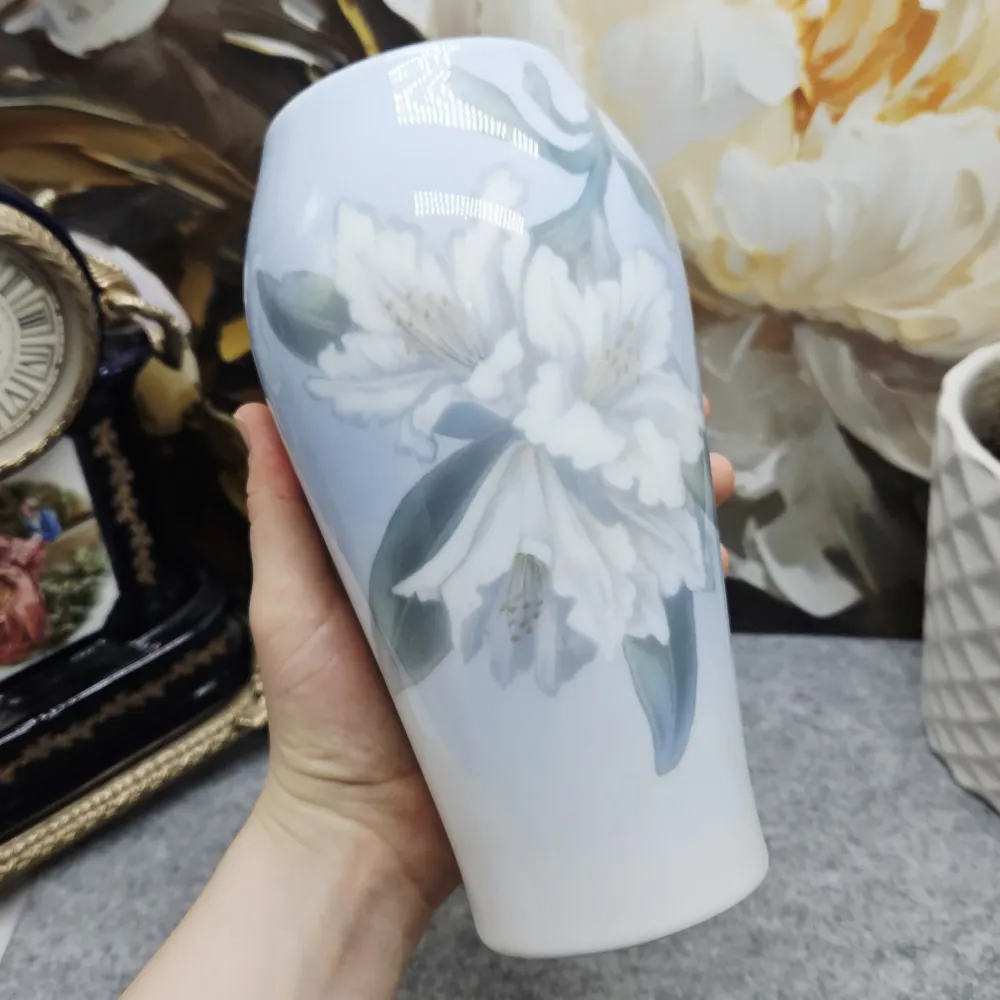 "Royal Copenhagen Porzellanvase mit zartem Lilienarrangement (20,3 cm)