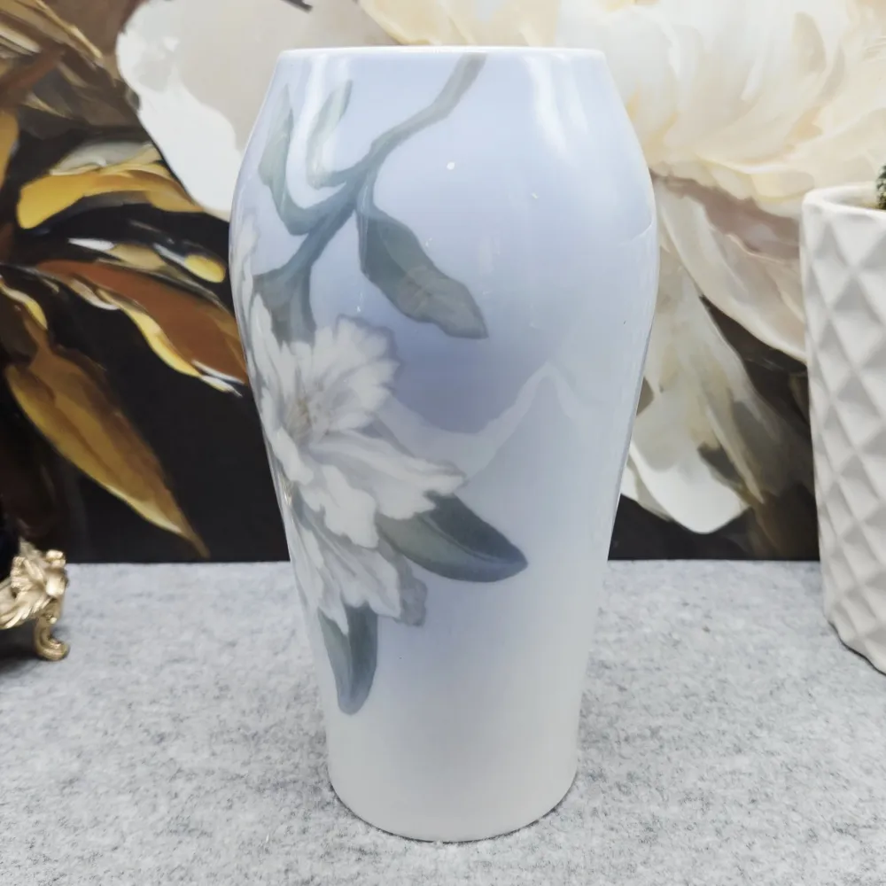 "Royal Copenhagen Porzellanvase mit zartem Lilienarrangement (20,3 cm)