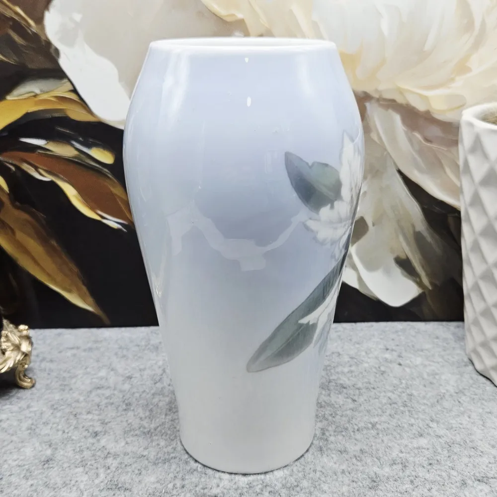 "Royal Copenhagen Porzellanvase mit zartem Lilienarrangement (20,3 cm)