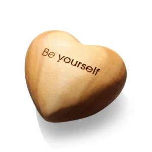 Thankgoods Handschmeichler Holzherz Be yourself als Geschenkidee.