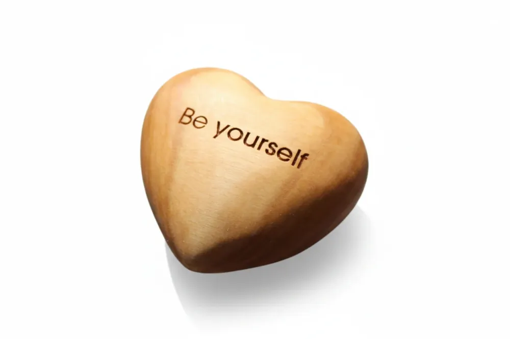 Thankgoods Handschmeichler Holzherz Be yourself als Geschenkidee.