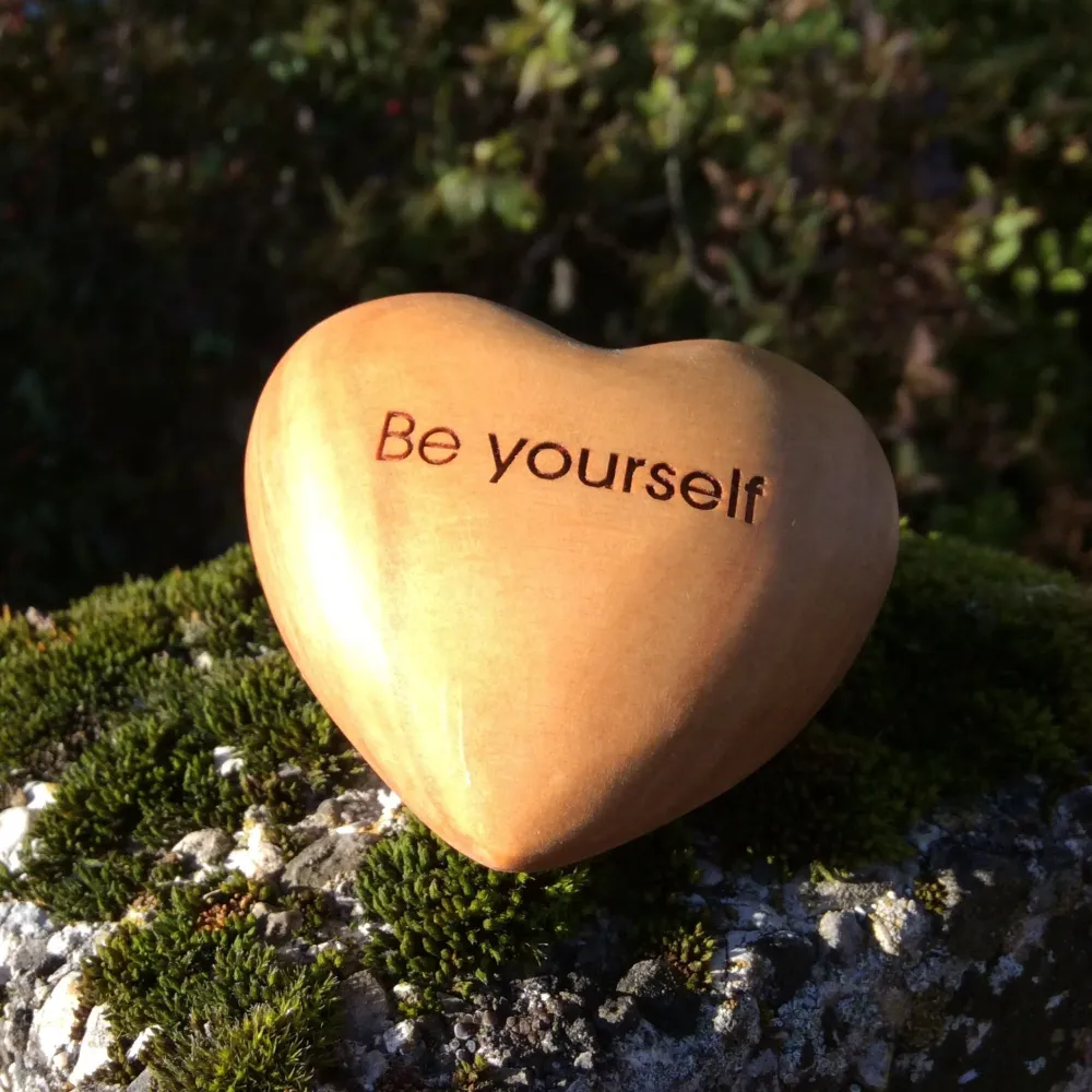 Thankgoods Handschmeichler Holzherz Be yourself als Geschenkidee.