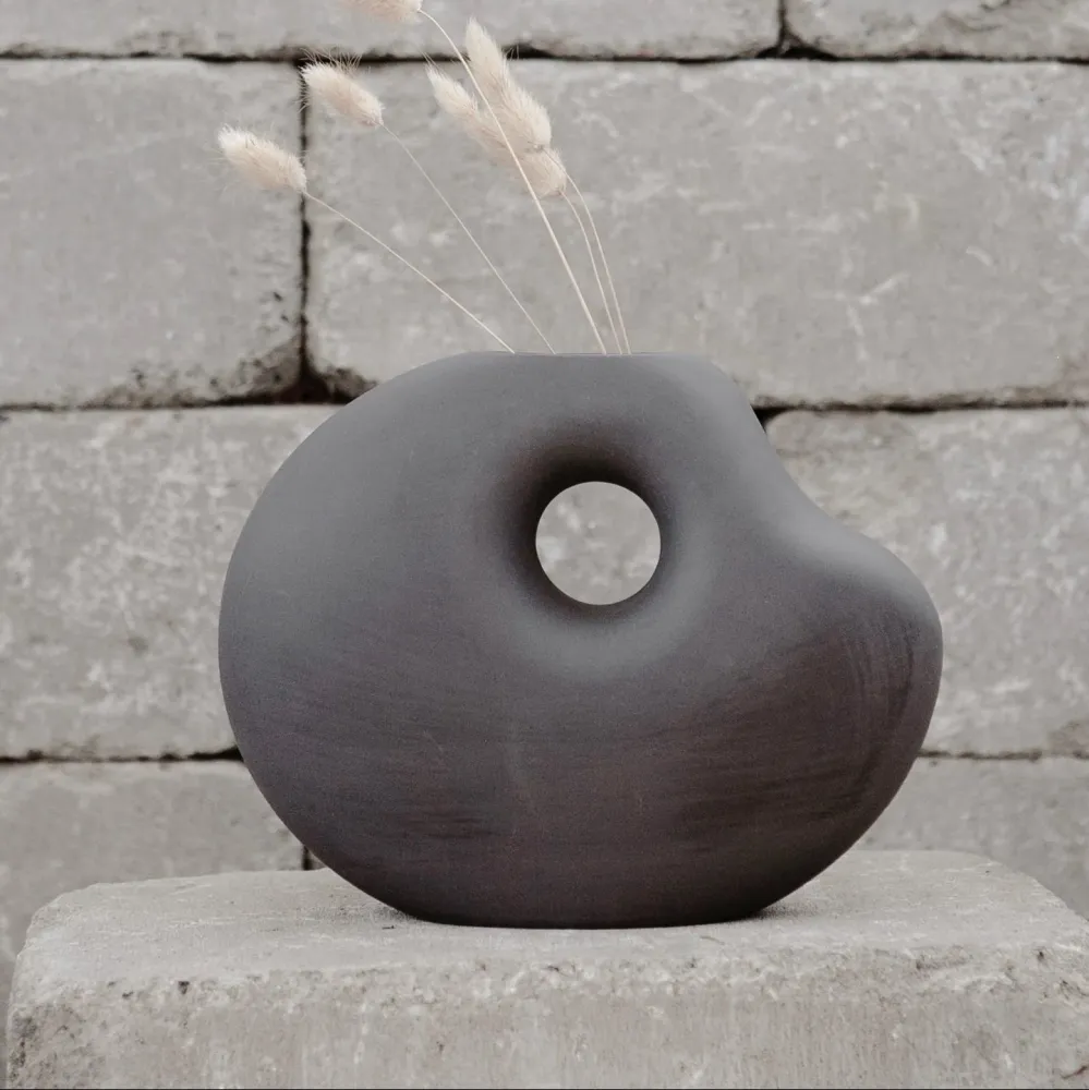 Vase „Lunden“ dunkelgrau – handgefertigte Keramikvase im Retro-Design (H19 cm) | Storefactory