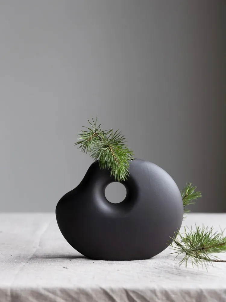 Vase „Lunden“ dunkelgrau – handgefertigte Keramikvase im Retro-Design (H19 cm) | Storefactory