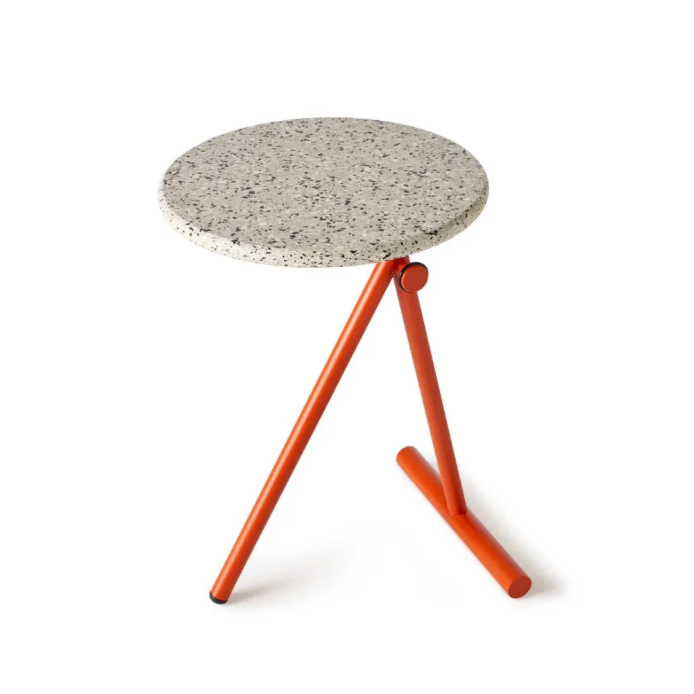 Beistelltisch KOJI mit Glasfaserplatte und orangefarbenem Fuß