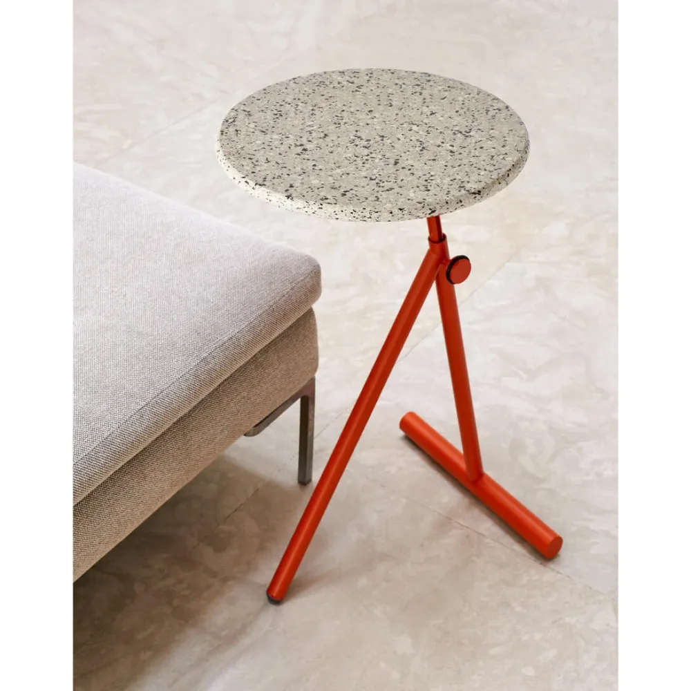 Beistelltisch KOJI mit Glasfaserplatte und orangefarbenem Fuß