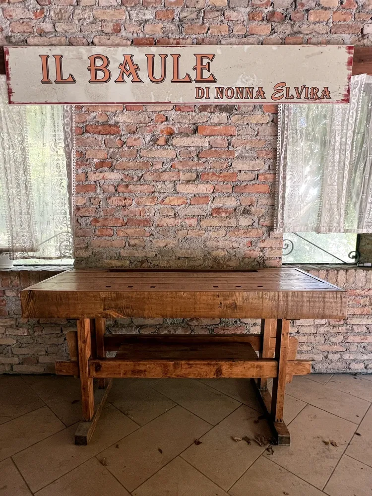 Hoher Konsolentisch für Möbel im rustikalen / ländlichen Bauernstil aus Massivholz, 4 Schubladen und offenes Regal, Modell...