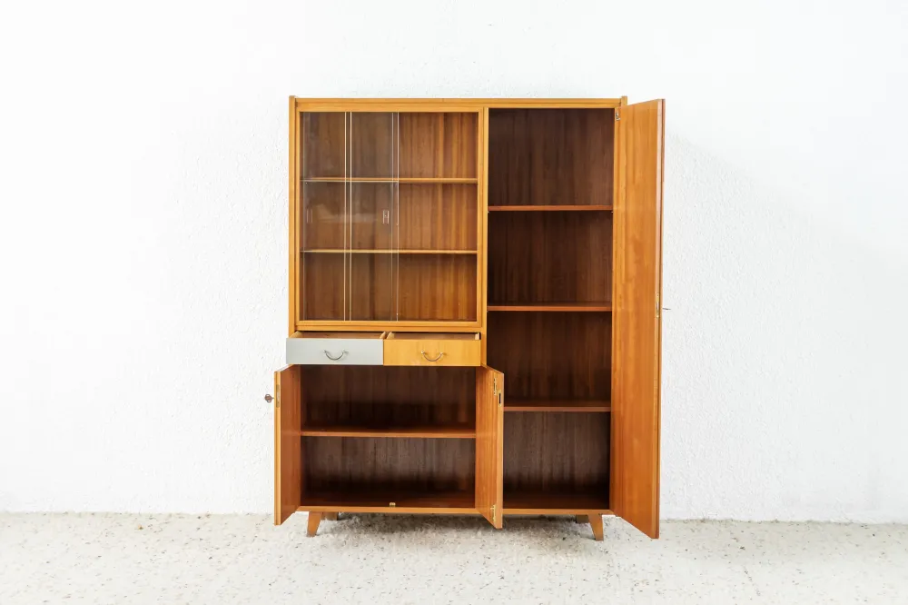 T Möbel Schrank / Vitrine