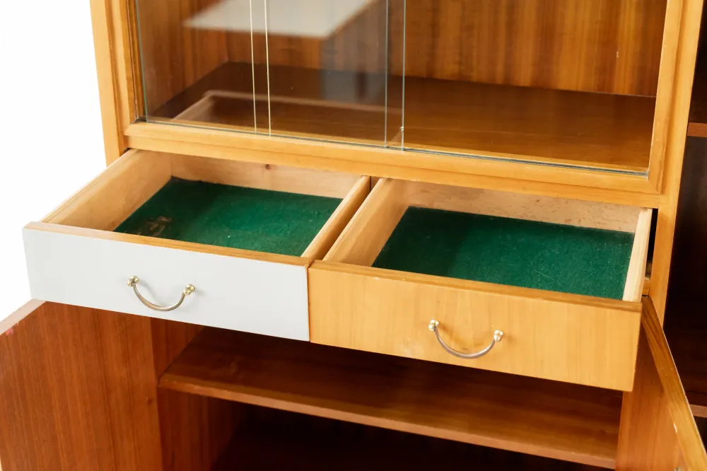 T Möbel Schrank / Vitrine