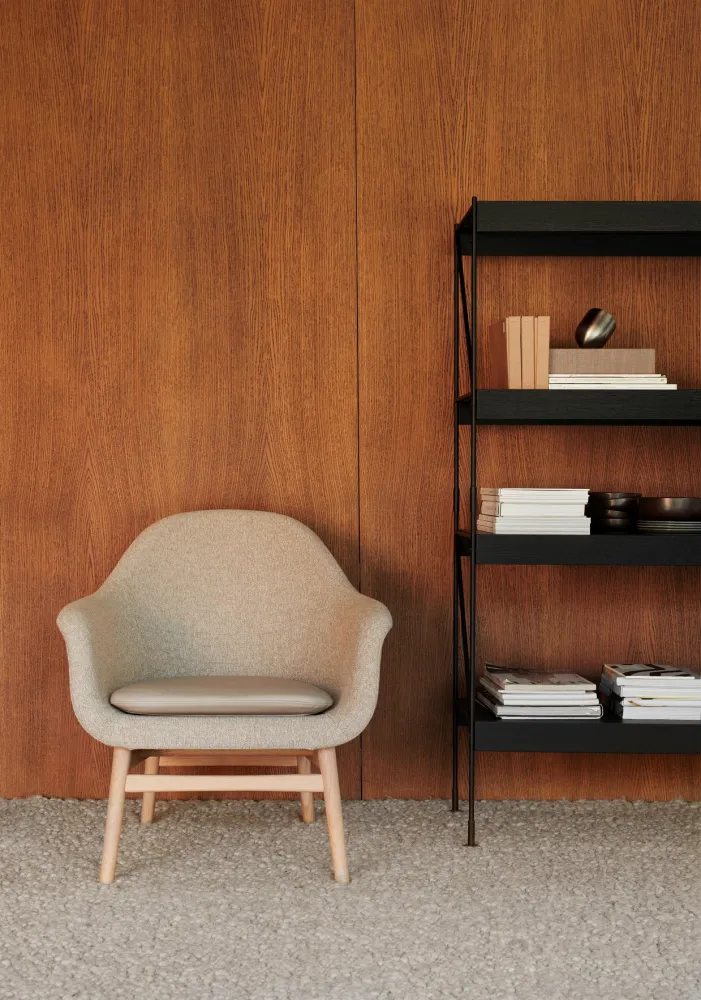 Sessel HARBOUR beige mit dunklem Eichenfuß