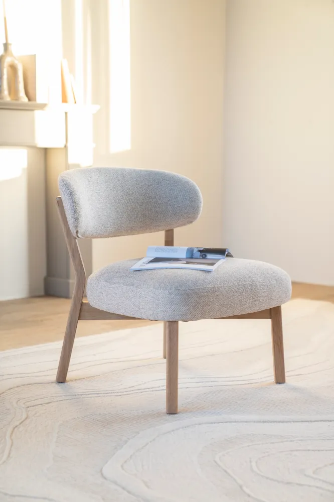 Sessel MIKKY hellbeige mit heller Holzunterlage