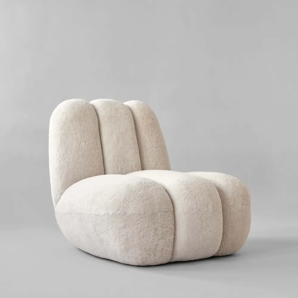 Sessel TOE aus cremefarbenem Stoff mit Schaffell