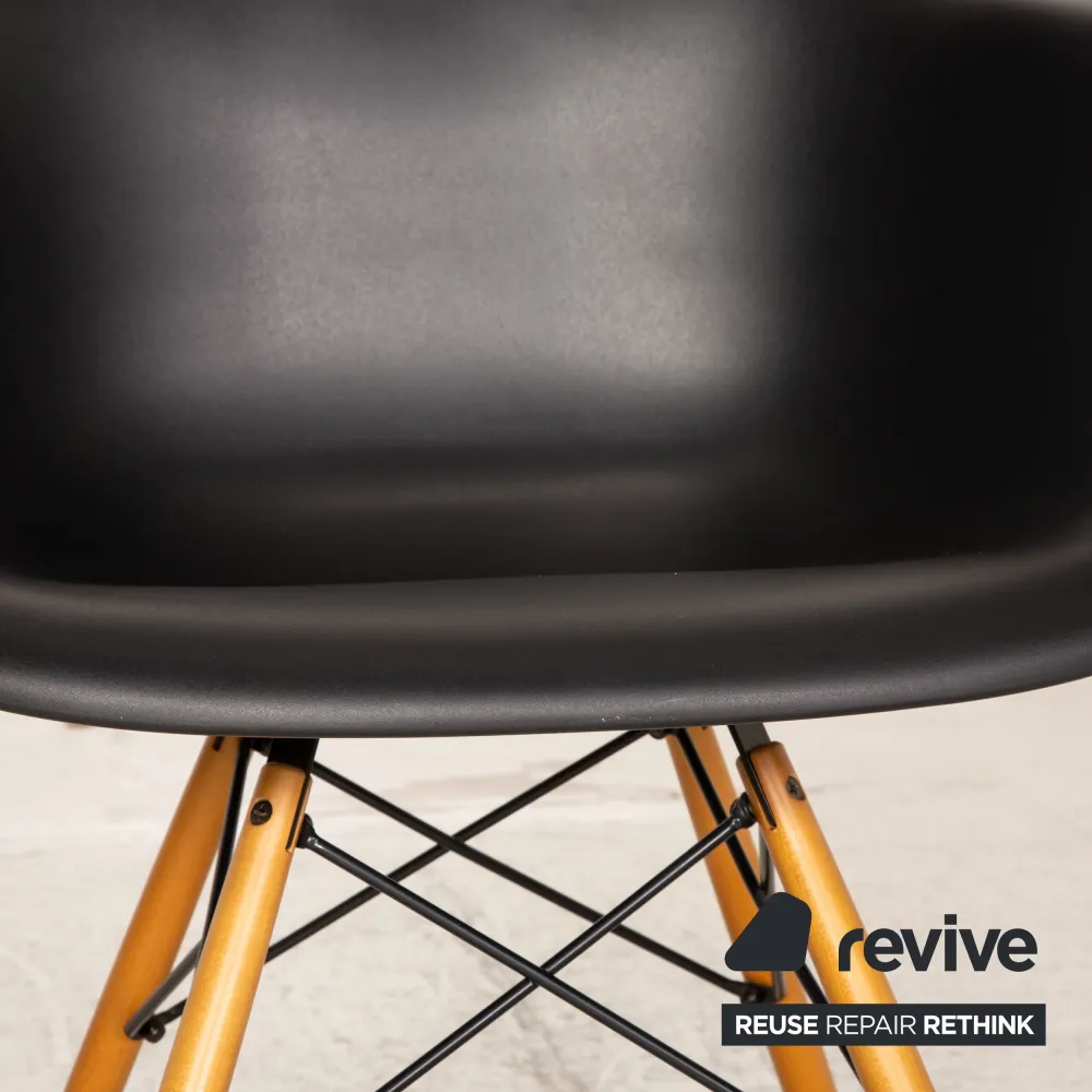 Vitra Plastic Armchair Kunststoff Sessel Schwarz Weiß